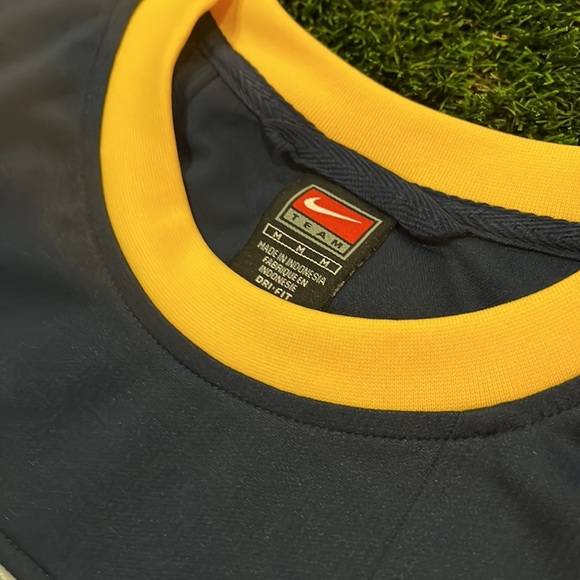 Men’s Nike Basketball Shooting Shirt - Michigan. - Picture 4 of 7